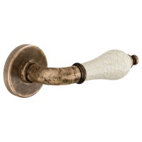 Дверная ручка Monica (467/12-AF+P8) античная отделка/бежевый фарфор, на круглой розетке VIS