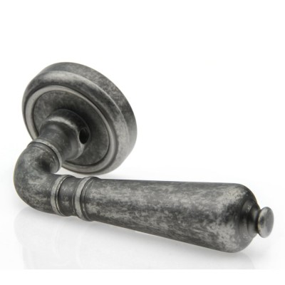 Ручка дверная на круглой розетке Frosio Bortolo коллекция Fadex (Фадекс) Antik 130V N10-антическое железо