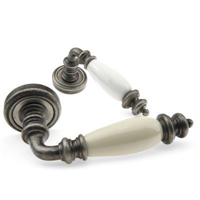 Ручка дверна на круглій розетці Frosio Bortolo колекція Fadex (Фадекс) Siena Ceramic 473V N10-античне залізо/біла кераміка