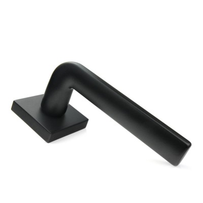 Ручка дверна на квадратній розетці Frosio Bortolo колекція Forme (Форма) Milly 133Q N52 - чорний матовий